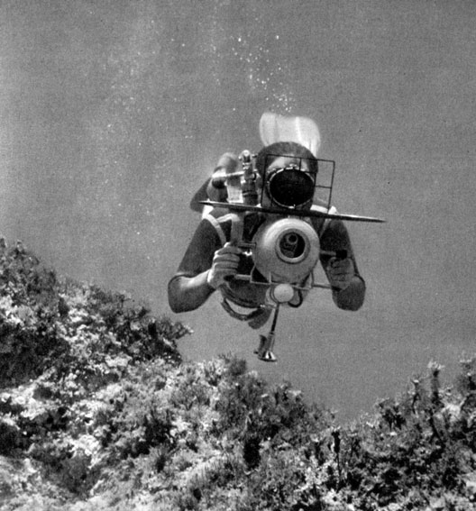 513. Аквалангист с подводной камерой в руках